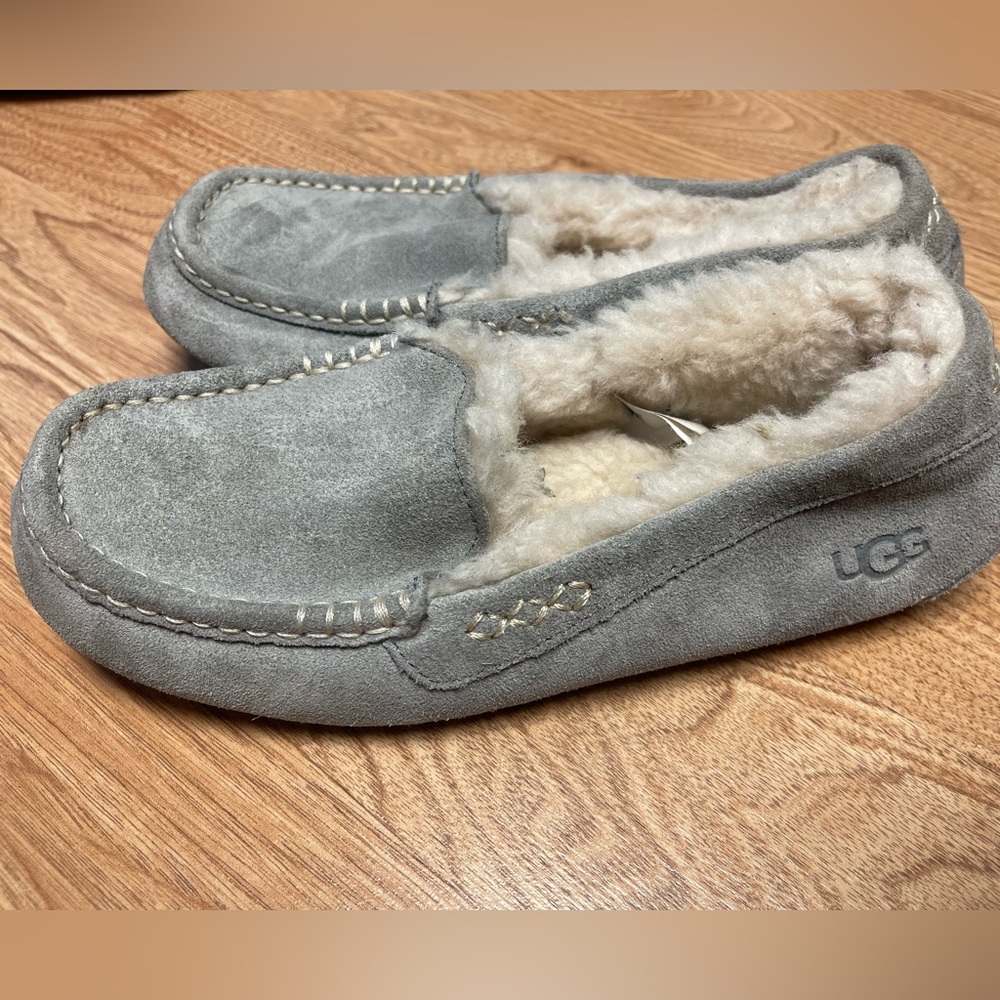 Women’s UGG Moccasins - Size 7